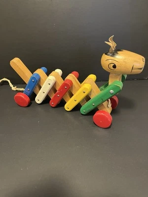 Juguete de tirar de caballo de madera expandible vintage sobre ruedas Foto 1 de 4