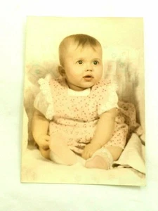 Entzückendes handkoloriertes getöntes Baby Mädchen in rosa Blumenmuster Kleid 3x 5" um 1940 - Bild 1 von 5