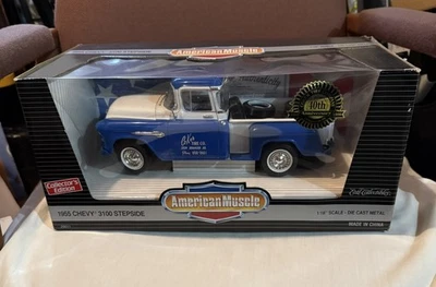 AMERICAN MUSCLE 1:18, 1955 CHEVY 3100 STEPSIDE, COKER TIRE CO. Nuevo Foto 1 de 4