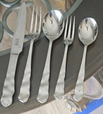 Cubiertos de acero inoxidable Pottery Barn Japón 18/8 - LECHUGA - tú eliges Foto 1 de 4