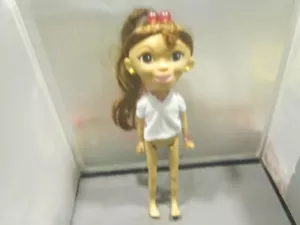 Toy Play LLC MAYA KUNSTSTOFFPUPPE, DIE SPRICHT UND EINEN SICH DREHENDEN PFERDESCHWANZ HAT 14 ZOLL - Bild 1 von 6