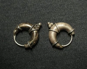 Joyería de plata antigua, un par de pendientes romanos en forma de cuerno de abundancia   - Imagen 1 de 3