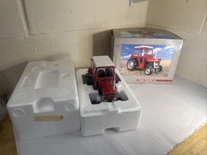 Raro Universal Hobbies UH2697U Massey Ferguson 135 tractor con cabina 1:16 nuevo en caja - Imagen 1 de 15