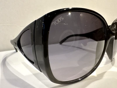 Gafas de sol Tod's TO0054 4-4/11 lentes grises con ventanas en templos Italia Foto 1 de 4