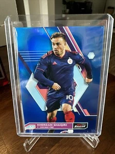 2023 Topps Finest MLS XHERDAN SHAQIRI REFRACTOR AZUL CHICAGO FIRE 131/150 #30 - Imagen 1 de 3