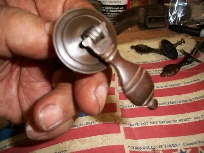 Antiguo ACERO PRENSADO Colgante Cajón Puerta Tirador Perilla Pátina MISIÓN VINTAGE Foto 1 de 4