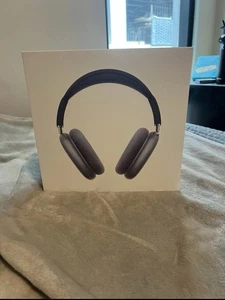 Apple AirPods Max avec câble Lightning vers USB-C d'origine et étui intelligent - Bleu ciel - NEUF ! - Photo 1 sur 4