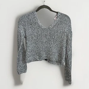 Francesca’s Franki Youth Crop Top Sweater Knitted Size 12 With Black Accents - Picture 1 of 4