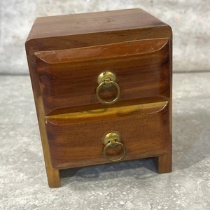 Vintage Holz Zeder Mini Kommode/Schmuckkasten/Dekor Messinggriffe 3,75" - Bild 1 von 9