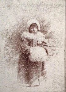 FOTO CARTOLINA GABINETTO adorabile ragazza nevicante pelliccia invernale 1880 Mansfield Ohio - Foto 1 di 3
