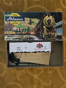 HO Athearn Trains in Miniature Blue Box 1613-2:39 Dubuque Packing Reefer - Picture 1 of 3