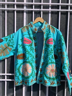 Chaqueta corta Suzani de lona de algodón bordada a mano | Chaqueta corta Suzani para mujer Foto 1 de 4