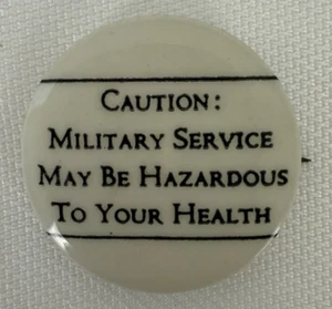 Pinback metálico "Precaución: el servicio militar puede ser peligroso para su salud" - Imagen 1 de 2