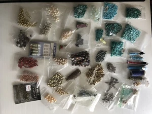 Konvolut verschiedene Perlen, Charms für Schmuck Basteln Glas Kunststoff mehrere Größen - Bild 1 von 4