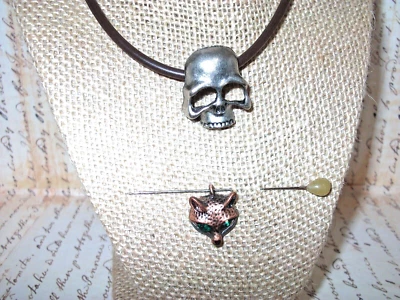 GARGANTILLA DE CUERO CALAVERA DE METAL COLOR ACERO CON COLGANTE DE LOBO COBRE OJOS VERDES Foto 1 de 2