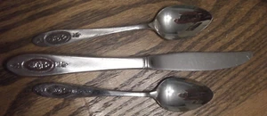Oneida Polonaise 2 Teaspoons, 1 knife, excellent        *READ*                m1 - Picture 1 of 5