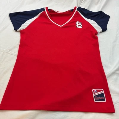 Camiseta para mujer grande majestuosa roja raglán cuello en V Cardenales de San Luis MLB béisbol Foto 1 de 4