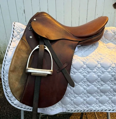 STUBBEN - Sillín SHOW Inglés/Dressage - 16 1/2" - "TRISTAN" - ¡Cuero/Hierros! Foto 1 de 4