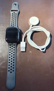 Apple Watch Series 7 45mm - Nike Edition - Bild 1 von 2