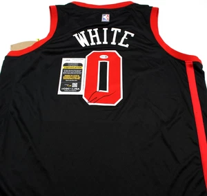 Coby White signiertes Chicago Bulls brandneu schwarz XL Trikot mit JSA COA CJ83233 - Bild 1 von 3