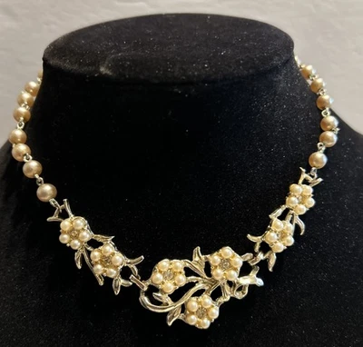 Delicadas perlas florales de imitación crema con centros de diamantes de imitación y cierre de gancho sin firmar Foto 1 de 4