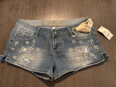 Women's NWT Vanilla Star Med Wash Bling Flowers Low Rise Denim Shorts Size 11 - Image 1 of 4