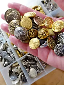 50 Assorted Metal Gold Tone & Silver Tone BUTTONS Sewing Crafts Singles & Pairs - Picture 1 of 2