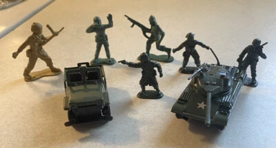 1:64 Scale Army Tank & Jeep 6- Army Men - Image 1 of 4