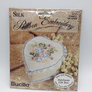 Neu in Verpackung 1995 Bucilla Vergissmeinknoten Seidenband Stickset Herz 41166 Geschenkbox - Bild 1 von 4