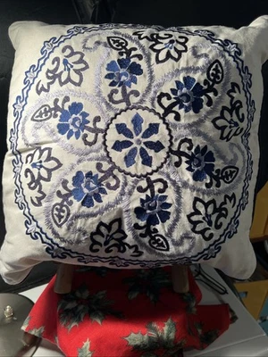 Pier One подушка синий и белый вышитая молния  - Изображение 1 из 3