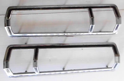 Chrysler Newport 1968 par de biseles de luz trasera usados, moldura.  Foto 1 de 4