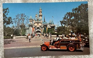 DISNEYLAND Walt Disney Carriage Sleeping Beauty Castle Vintage Postcard - Imagen 1 de 2
