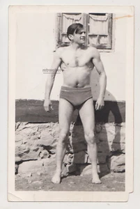 Cariñoso guapo joven sin camisa bulto muscular baúles playa gay interior - Imagen 1 de 7