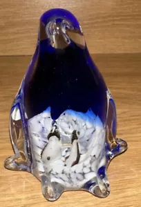 PENGUIN COBALT BLUE ART GLASS BABY PENGUINS IN SNOW FIGURINE PAPERWEIGHT - Picture 1 of 9