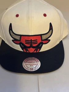 Sombrero Mitchell Ness Chicago Bulls Recortado XL Logo Peeking Bull NBA Snapback Blanco - Imagen 1 de 8