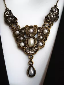 Collana stile vintage con perle finte e strass in bronzo da 18" a 20" - Foto 1 di 12