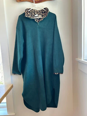 Bata tumbona de vellón verde Secret Treasures de longitud completa - cuello con estampado de animales - 2X Foto 1 de 4