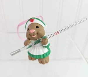 Vintage Hallmark Weihnachtsfieber Baumschmuck Krankenschwester Hase Thermometer 1995 - Bild 1 von 8