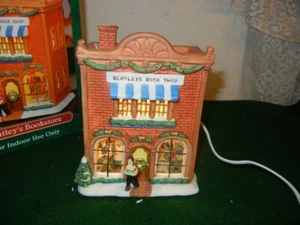 VINTAGE LADENFRONT * BENTLEY'S BUCHHANDLUNG * WEIHNACHTEN BELEUCHTETES DORFHAUS SELTEN - Bild 1 von 3