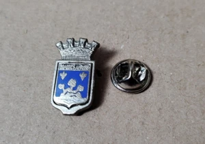 pin's blason / Chaudes Aigues (base argentée non signée) hauteur: 2,3 cm - Picture 1 of 1