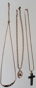 3 Collares Únicos Tono Dorado con Colgantes - Cruz + Sonrisa + Bailarines - Imagen 1 de 9