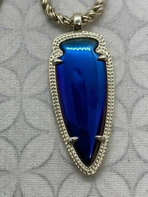 Kendra Scott Shaylee Colgante Flecha Collar Iridiscente Negro Tono Dorado (A) Foto 1 de 4