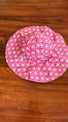 I Play Ropa de bebé Niñas pequeñas Sol Natación Cubo Sombrero 2T a 4T Correa para la barbilla UPF 50+ Foto 1 de 4