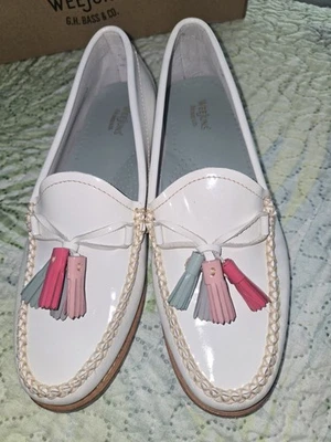 Mocasines clásicos Bass Weejuns talla 7 charol blanco preppy borla pastel defecto Foto 1 de 4