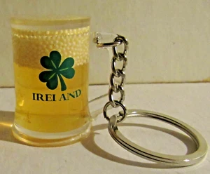 F) SCHLÜSSELANHÄNGER KUNSTSTOFF BIERKRUG IRLAND KLEE SMARAGD INSEL FLÜSSIG GEFÜLLT - Bild 1 von 2