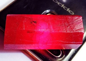 Piedras preciosas sueltas de berilo rojo natural áspera (bixbite) de 200 a 250 quilates certificadas - Imagen 1 de 13