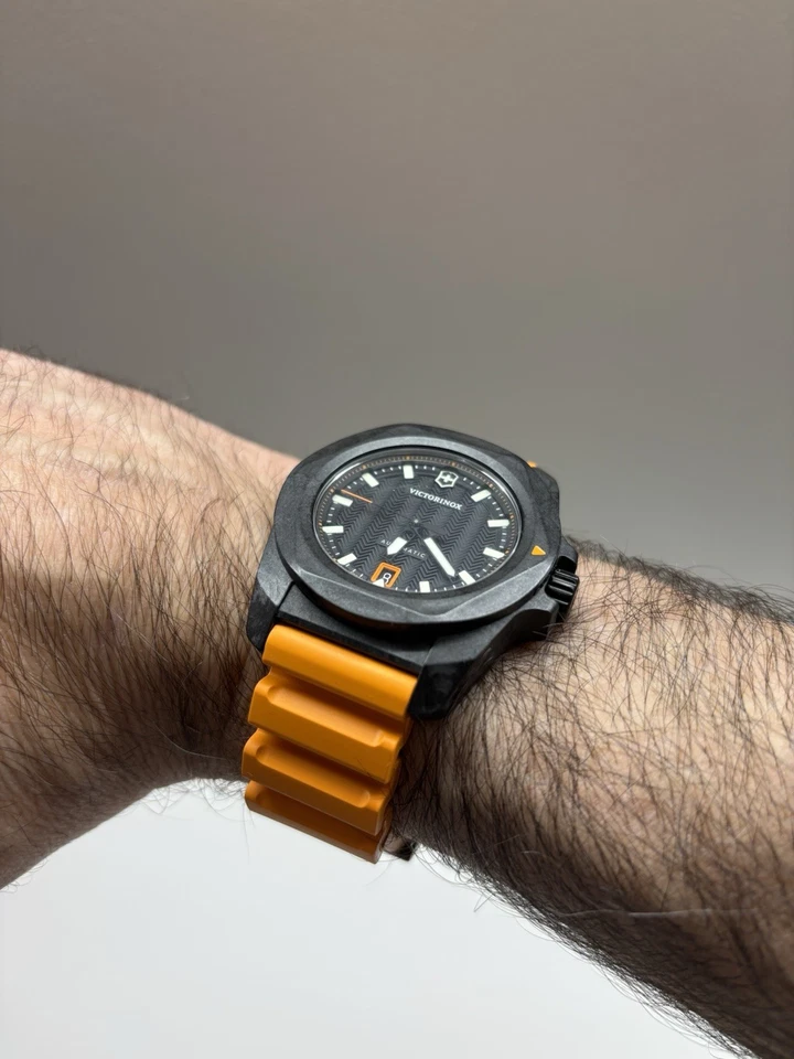 Reloj Victorinox INOX carbón 2025 - Imagen 1 de 4