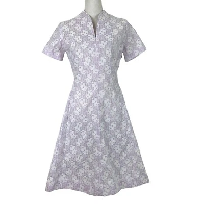 Vestido Vintage Talla Pequeña Encaje Manga Corta Cuello en V Floral Púrpura Blanco Hecho a Mano Foto 1 de 4