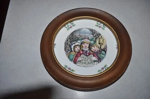 Royal Doulton 10" 1981 Christmas Plate Framed 1 st in Series Great Condition - Picture 1 of 4