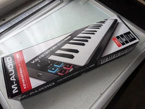 MIDI CONTROLLER M-AUDIO KEYSTATION MINI 32 MK3 IN HARD CASE - Picture 1 of 8